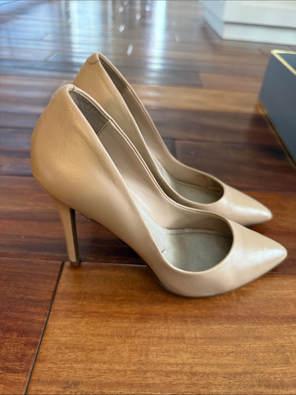 Charles by Charles David Beige Pointed-Toe Heels, Leather size 5.5M